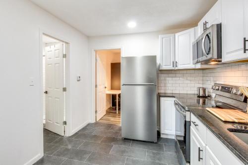 Pet-Friendly Overland Park Condo with Pool Access!