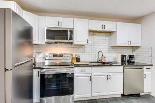 Pet-Friendly Overland Park Condo with Pool Access!