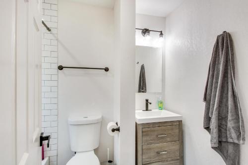 Pet-Friendly Overland Park Condo with Pool Access!
