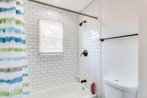 Pet-Friendly Overland Park Condo with Pool Access!