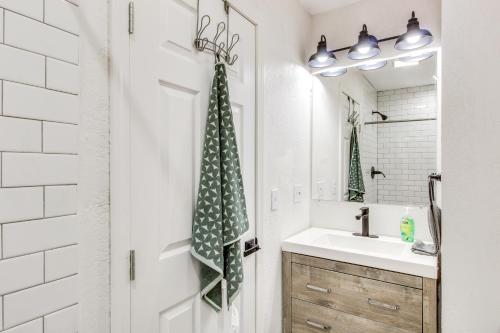 Pet-Friendly Overland Park Condo with Pool Access!