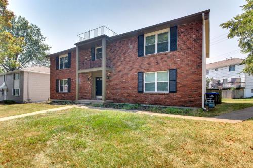 Pet-Friendly Overland Park Condo with Pool Access!