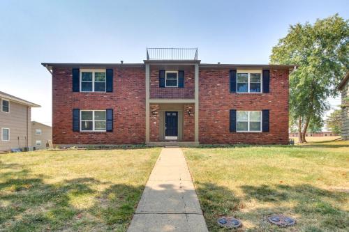 Pet-Friendly Overland Park Condo with Pool Access!