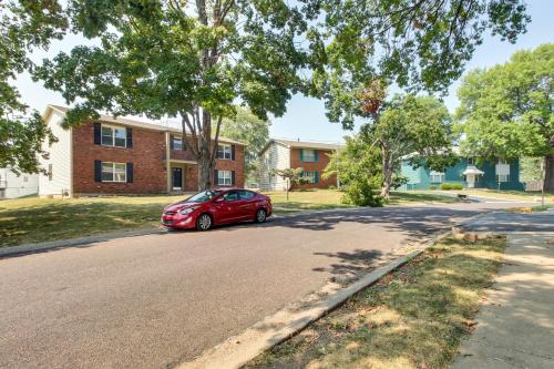 Pet-Friendly Overland Park Condo with Pool Access!