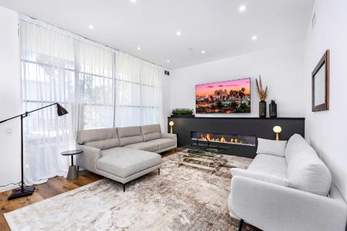Tiffany Blue 4BR Townhouse with Free Parking and Private Rooftop, Лос-Анджелес