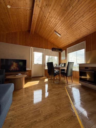 Galdur Cottage- heart of Golden Circle with hot tub & sauna in Haukadal