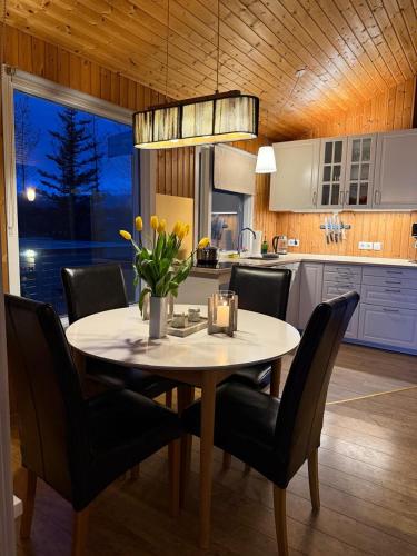 Galdur Cottage- heart of Golden Circle with hot tub & sauna in Haukadal
