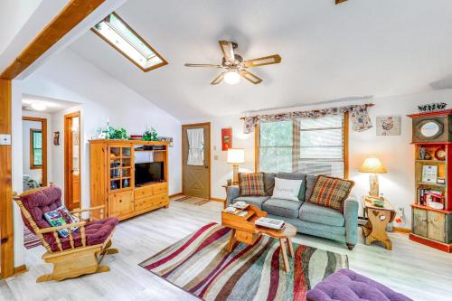 Newland Cabin with On-Site Lake and Pool Access in Newland, USA