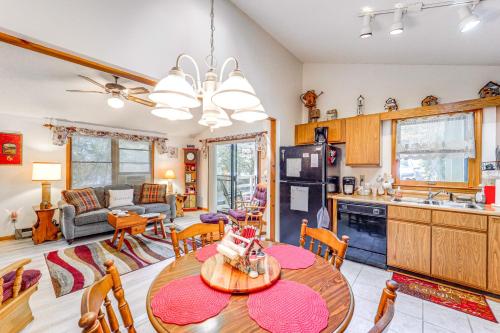 Newland Cabin with On-Site Lake and Pool Access in Newland, USA