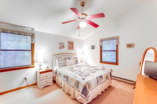 Newland Cabin with On-Site Lake and Pool Access in Newland, USA