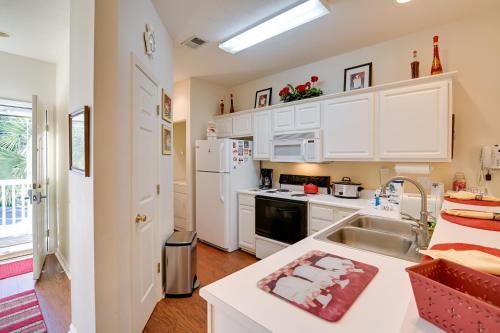 Cozy Condo with Golf Course View 4 Mi to Shore - image 10