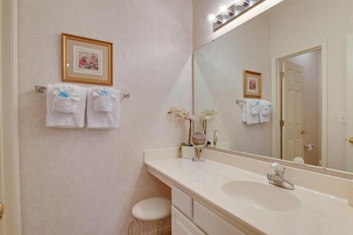 Cozy Condo with Golf Course View 4 Mi to Shore - main image