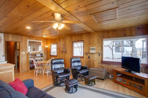 Charming Lakefront Cabin w/ Deck & Fire Pit! in Blanšārda (ID)