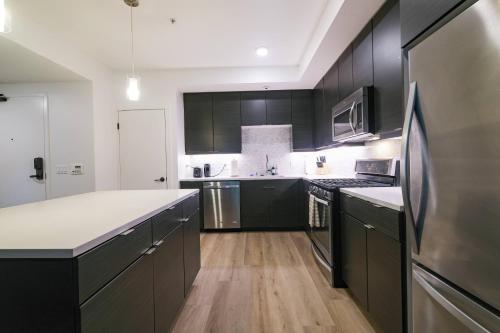 Multiple Hollywood Apartments Hub, Los Angeles (photo 2)