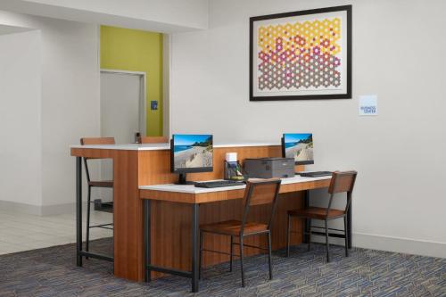 Holiday Inn Express Hotel & Suites Marina an IHG Hotel - image 7