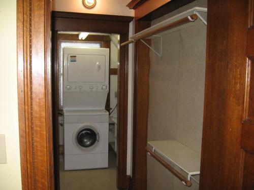 Golden Suite 1BR downtown/CC - image 3