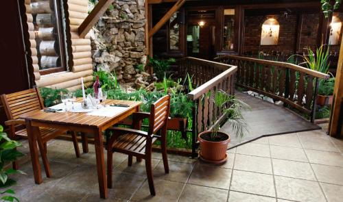 阳台/露台, 天宝膳食公寓酒店 (Pension Tempo) in 特尔古穆列什