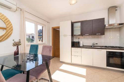 Apartments with swimming pool Kastel Stafilic Kastela - 24312 - image 3