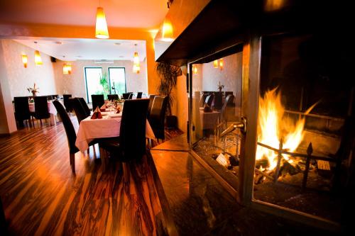 餐厅, 天宝膳食公寓酒店 (Pension Tempo) in 特尔古穆列什