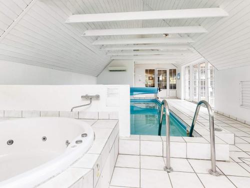 Svømmebasseng, person holiday home in Vaeggerlose-By Traum in Væggerløse