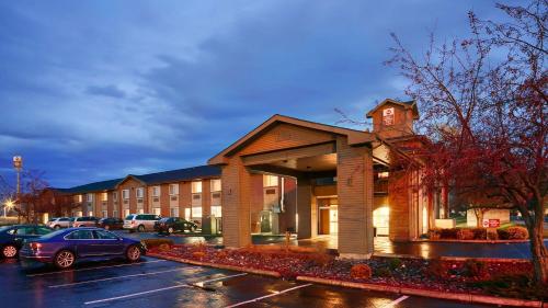 . Best Western Plus Rama Inn & Suites