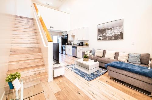 Modern 1-Bedromm Loft In Hollywood With Viwe of Hollywood Sign