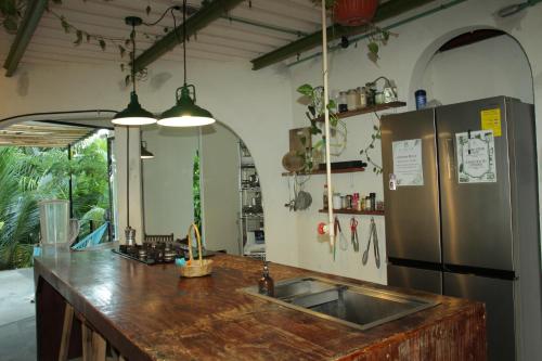 Kitchen, Elmar Hostel in Bacalar