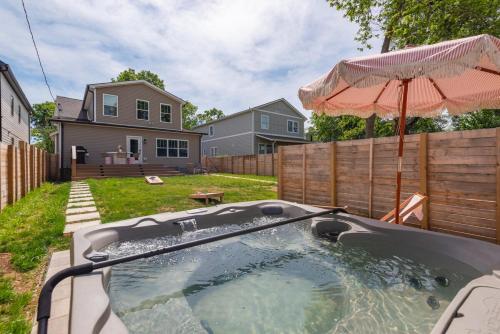 Nashville 4 Bedroom House with Hot Tub and Backyard Close to Downtown