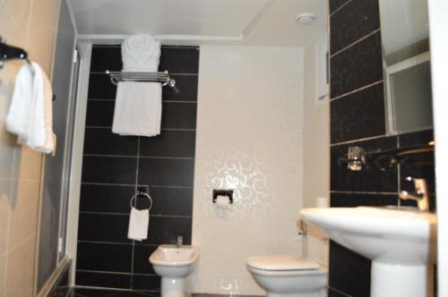 Bathroom, Hotel La Luna in Beni Mellal