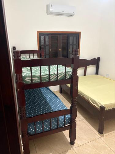 Suíte com ar-condicionado cozinha gourmet com churrasqueira e piscina