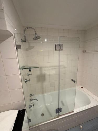 Golden Age Motor Inn in ควีนเบยัน