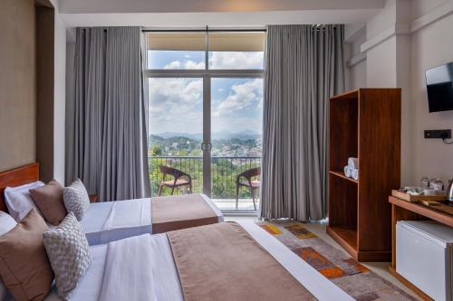 360 Viewpoint by Queens Mount in Kandis