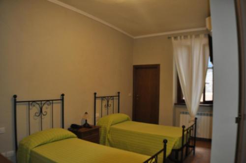 2 twin beds