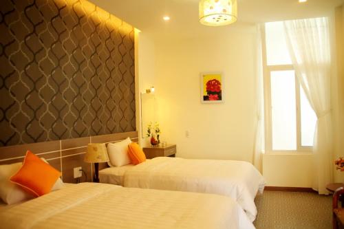 Deluxe Family Room image 7