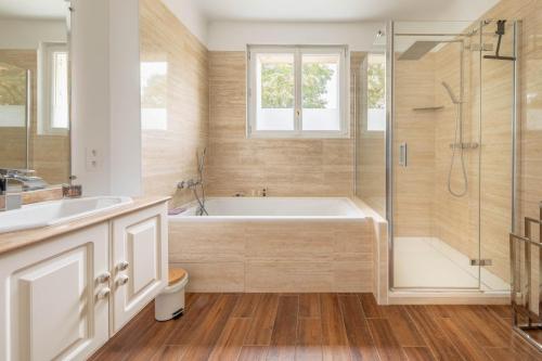 Ванна кімната, Grand appartement de charme proche Paris in Ати-Мон