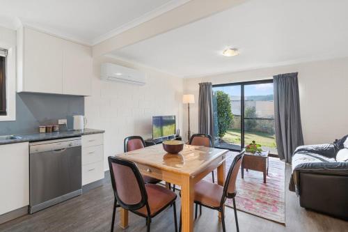 Kingston Stylish Villa-Cozy meets convenience in Kingston