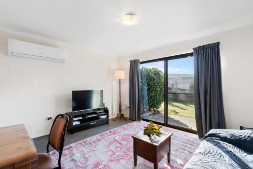 Kingston Stylish Villa-Cozy meets convenience in Kingston