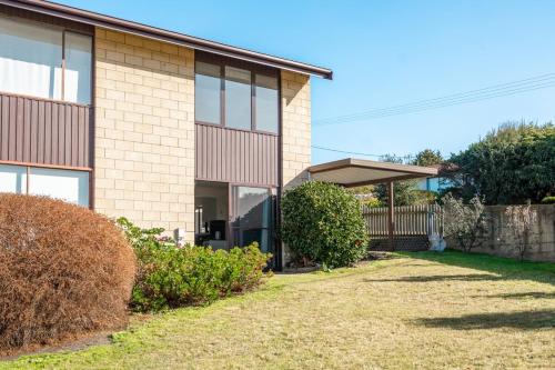 Kingston Stylish Villa-Cozy meets convenience in Kingston