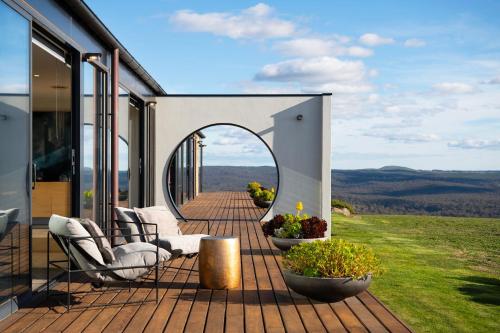 Sky High- iconic ridge-top retreat in Mount Franklin