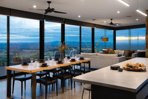 Sky High- iconic ridge-top retreat in Mount Franklin