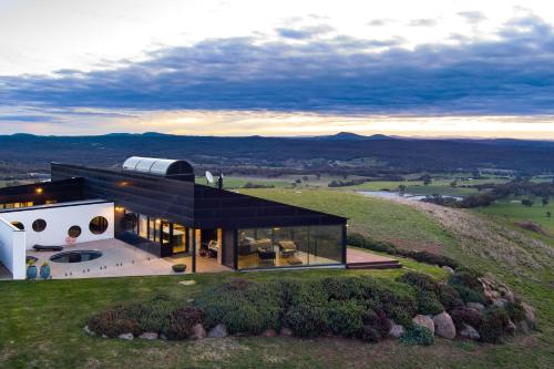 Sky High- iconic ridge-top retreat in Mount Franklin
