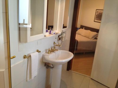 Standard Double Room image 7