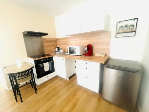 ห้องครัว, Calme, cosy et tout équipé au centre-ville (Calme, cosy et tout equipe au centre-ville) in มองต์เบลิอาร์ด