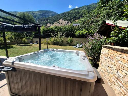 Chalet avec Jacuzzi, billard, jardin clos, proche Paradiski – khách sạn tại Aime