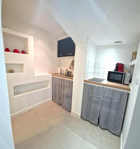 Kitchen, Le saint Paul in Route de Lyons la Foret