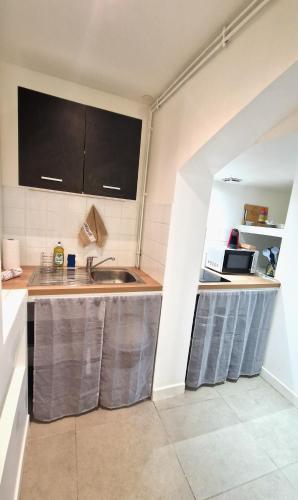 Kitchen, Le saint Paul in Route de Lyons la Foret