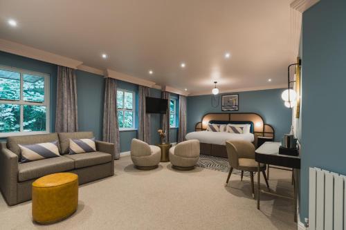 1 queen bed, 1 sofa bed