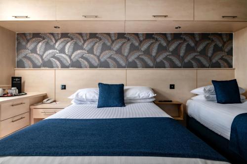 2 twin beds