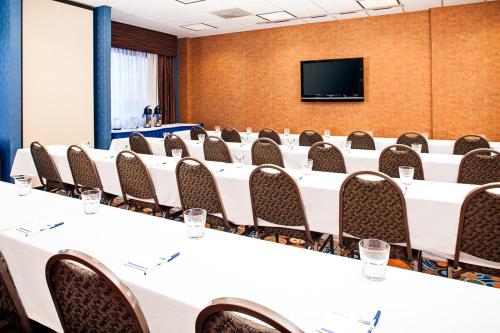 Holiday Inn Express Hotel & Suites Coralville By IHG - 회의실/연회장