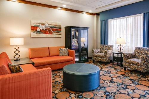 Holiday Inn Express Hotel & Suites Coralville By IHG - 로비